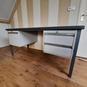 Stalen bureau  beschikbaar voor biedingen