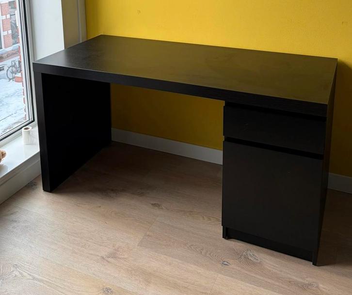 Zwart bureau (Malm Ikea) voor tiener, Huis en Inrichting, Bureaus, Zo goed als nieuw, Ophalen