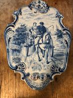 Wandbord boer en vrouw op friese sjees met paard er voor, Ophalen of Verzenden