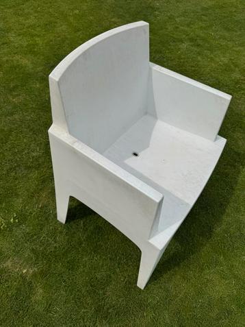 Tuinstoel wit gebruikt 8 stuks stapelbaar gebruikt beschikbaar voor biedingen