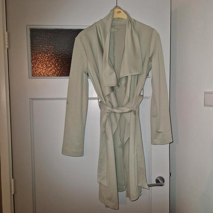 Amisu Trenchcoat Maat M, Kleding | Dames, Jurken, Zo goed als nieuw, Maat 38/40 (M), Beige, Knielengte, Ophalen of Verzenden
