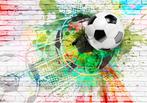 Voetbal op muur I Graffiti fotobehang, Voetbalbehang, Verzenden, Nieuw, Wanddecoratie
