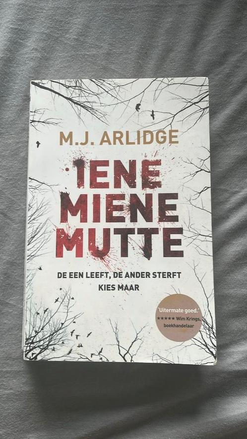 M.J. Arlidge - Iene Miene Mutte, Boeken, Thrillers, Zo goed als nieuw, Nederland, Ophalen of Verzenden