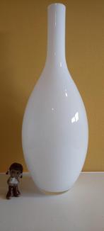 Super grote stijlvolle witte 54 cm hoge glazen vaas, Overige kleuren, 50 tot 75 cm, Ophalen of Verzenden, Glas