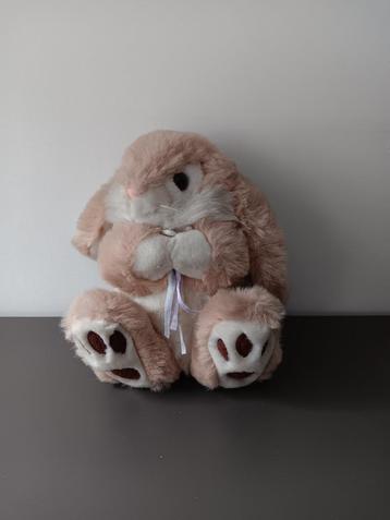 Pluche konijn – beige met hangoren en strikje beschikbaar voor biedingen