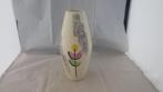 mooie vaas met bloemen versierd, Gebruikt, Overige kleuren, Aardewerk of Porselein, Ophalen of Verzenden