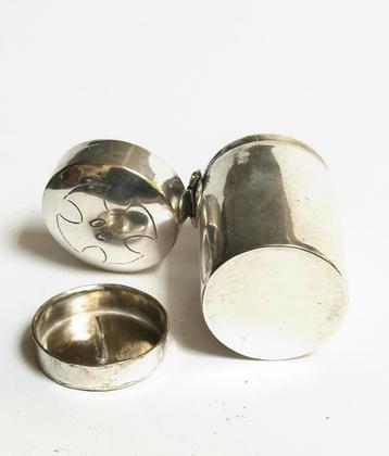 Verzilverd Chrismatorium met binnendeksel beschikbaar voor biedingen