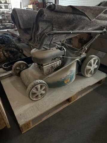 Grasmaaier met werkende motor beschikbaar voor biedingen