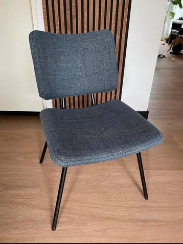 Eetkamerstoelen + Eettafel te koop beschikbaar voor biedingen