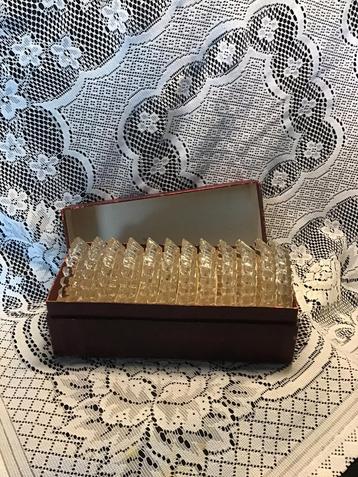 12 Kristallen onderzetters in originele doos beschikbaar voor biedingen