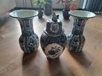 Delfts blauwe Kaststel, Dekselvaas met leeuw met 2 vazen, Antiek en Kunst, Antiek | Keramiek en Aardewerk, Ophalen of Verzenden