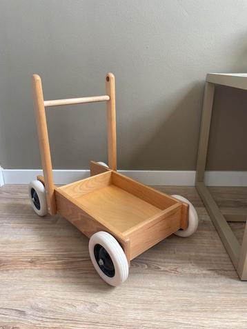 Houten loopwagen beschikbaar voor biedingen