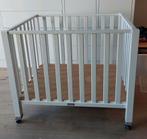 Witte baby box met wieltjes (incl matras excl roze kleed), Ophalen, Wieltjes