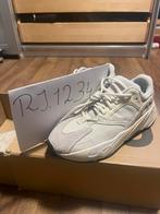 Yeezy Boost 700 V3 analog, Kleding | Heren, Schoenen, Overige kleuren, Ophalen of Verzenden, Adidas, Sneakers of Gympen
