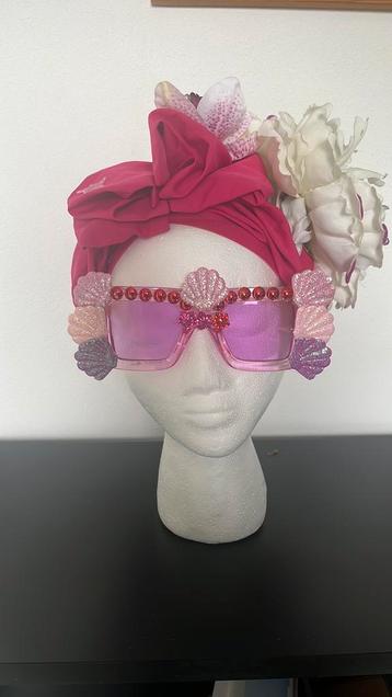 Exclusieve bril en hoofddeksel in het roze. Geheel nieuw beschikbaar voor biedingen