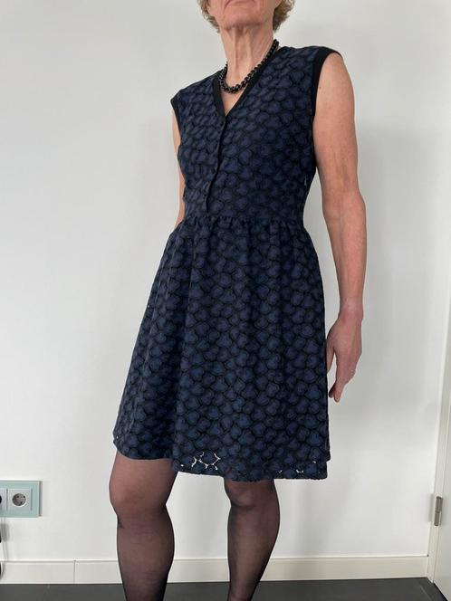Prachtige IKKS blauwe gevoerde jurk M 40 met zwarte biezen., Kleding | Dames, Jurken, Zo goed als nieuw, Maat 38/40 (M), Blauw