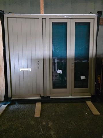 Nieuw kozijn met deur en open slaande deuren. beschikbaar voor biedingen