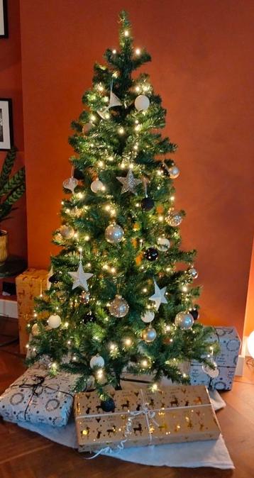 Kerstboom 180 cm hoog met verlichting  beschikbaar voor biedingen