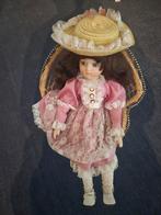 Antieke porseleinen pop met stoel, Ophalen of Verzenden, Gebruikt, Overige typen