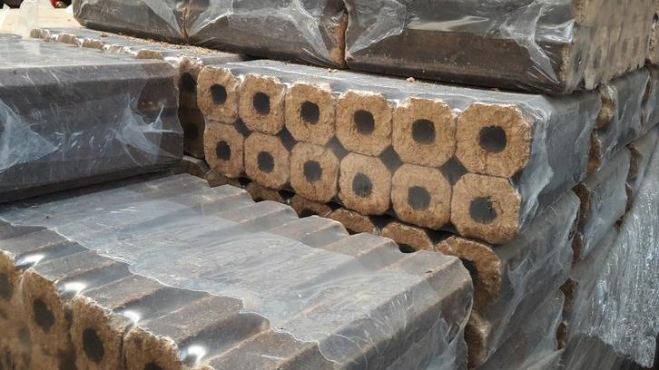 Briketten bruinkool, hout en kolen., Tuin en Terras, Haardhout, Blokken, Beukenhout, Minder dan 3 m³, Ophalen