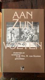 R. van Kooten - Aan zijn voeten, Ophalen of Verzenden, R. van Kooten, Zo goed als nieuw