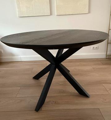 Moderne Ronde Zwarte Houten Eettafel – Zeer gewild! beschikbaar voor biedingen