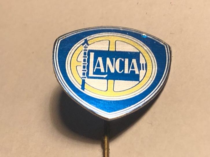 Metalen LANCIA AUTOMERK Speld (Blauw/Geel/Aluminiumkleur)., Verzamelen, Speldjes, Pins en Buttons, Zo goed als nieuw, Speldje of Pin