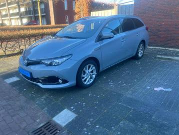 Te huur: Toyota auris 1.8  Hybrid (2018) – Nardo Grey beschikbaar voor biedingen