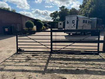 Te koop zwarte Poort beschikbaar voor biedingen
