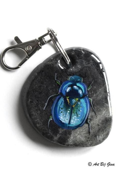Blauwe kever, hand geschilderd op een stenen sleutelhanger, Antiek en Kunst, Kunst | Overige Kunst, Ophalen of Verzenden