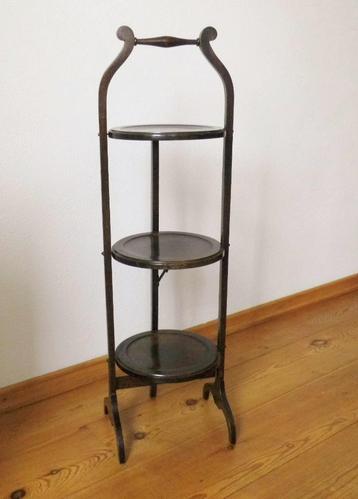 Antieke cakestand beschikbaar voor biedingen