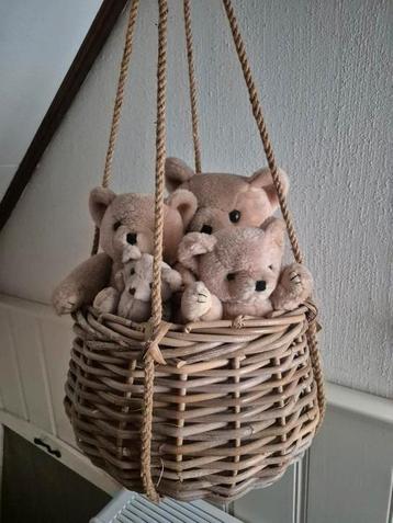 Berenfamilie met beweegbare pootjes beschikbaar voor biedingen