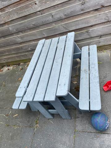 Picknick tafel met zandbak erin beschikbaar voor biedingen