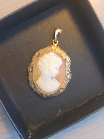 Vintage gouden hanger met schelpcamé  beschikbaar voor biedingen
