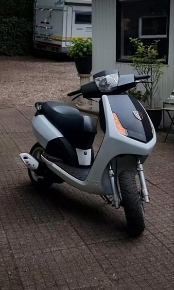 scooters/brommers custom maken  beschikbaar voor biedingen