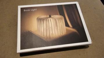 Sfeervolle boekenlamp beschikbaar voor biedingen