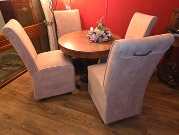  Mooie kleine tafel beschikbaar voor biedingen