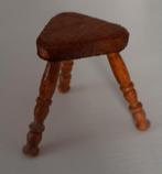 Miniatuur houten krukje 1:12, Verzamelen, Poppenhuizen en Toebehoren, Ophalen of Verzenden, Zo goed als nieuw, Decoratie