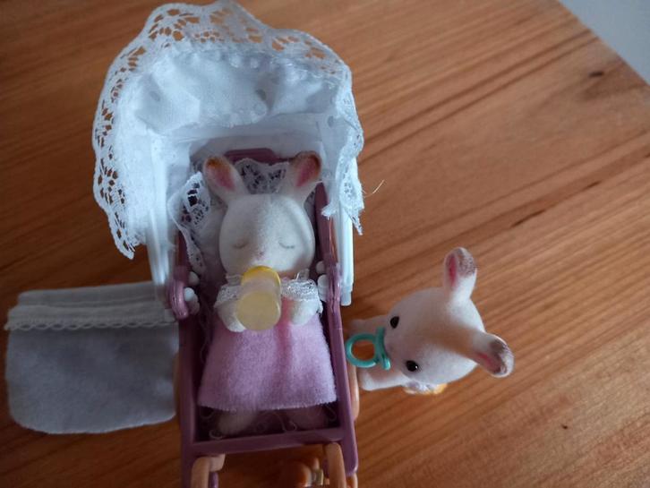 Sylvanian families vintage wandelwagen met babies, Verzamelen, Poppetjes en Figuurtjes, Gebruikt, Ophalen of Verzenden