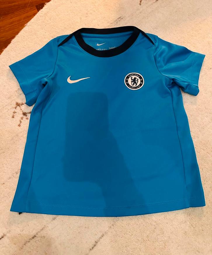 Chelsea FC Academy Pro Nike Dri-FIT shirt - maat 110, Kinderen en Baby's, Kinderkleding | Maat 110, Zo goed als nieuw, Jongen of Meisje