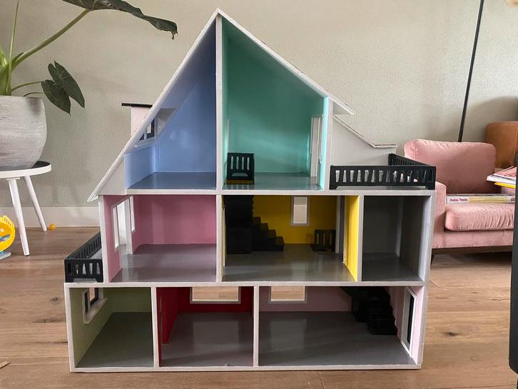 Zelf gemaakt poppenhuis met meubels en popjes, Kinderen en Baby's, Speelgoed | Poppenhuizen, Zo goed als nieuw, Poppenhuis, Ophalen