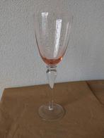 Elegant roze wijnglas met decoratieve voet, Ophalen of Verzenden