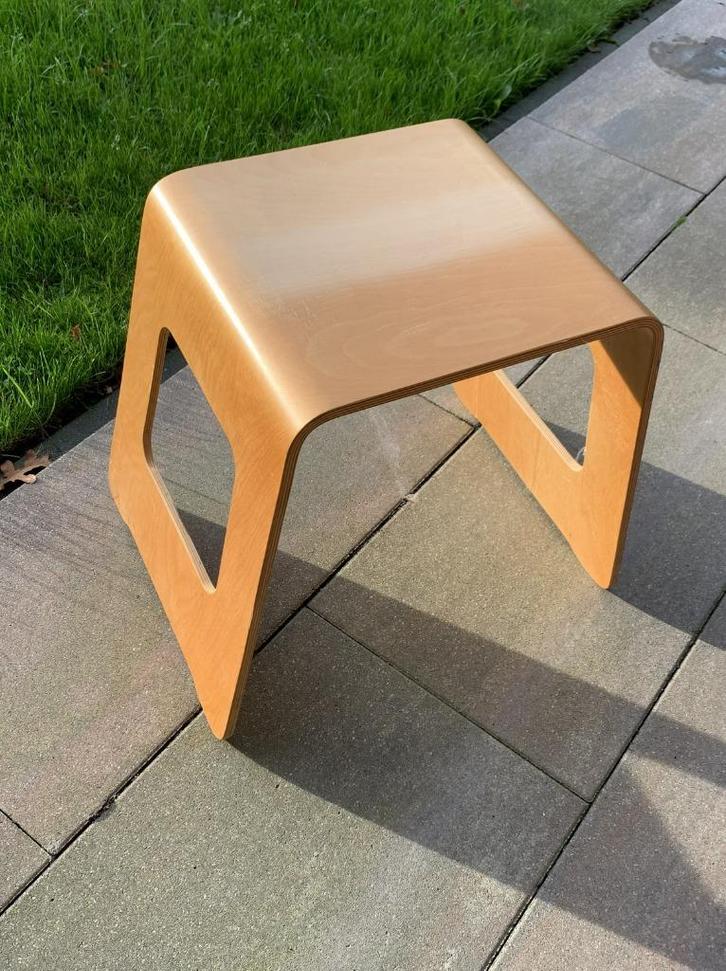 tafeltje, krukje, Ikea Benjamin, rond gebogen, playwood kruk, Huis en Inrichting, Tafels | Bijzettafels, Gebruikt, Overige vormen