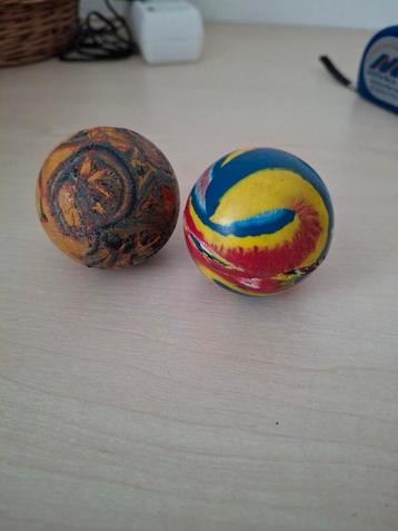 Twee vintage stuiterballen beschikbaar voor biedingen