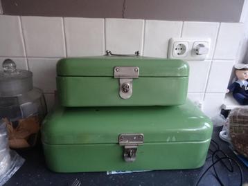 Oude Reseda groen emaille kleine broodtrommel  beschikbaar voor biedingen