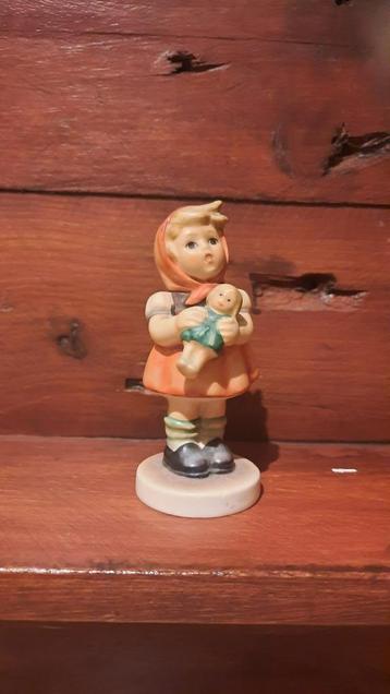Hummel beeldje Girl with doll Hum 239 beschikbaar voor biedingen