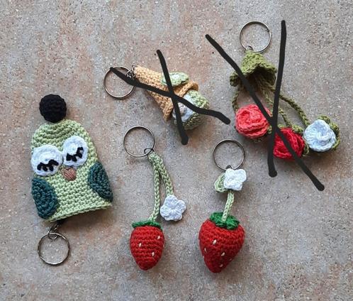 Gehaakte sleutelhanger aardbei uil, Hobby en Vrije tijd, Breien en Haken, Nieuw, Haken, Overige typen, Ophalen of Verzenden