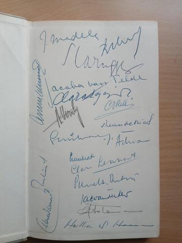 Schutblad handtekeningen 19 bekende Nederlandse schrijvers beschikbaar voor biedingen