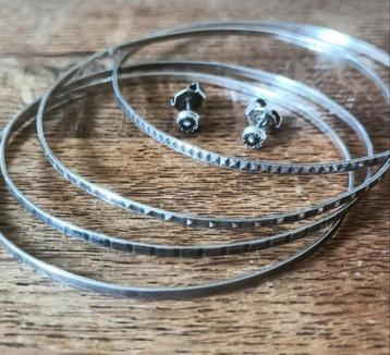835 zilveren rinkel armbanden + bijpassende 925 oorknopjes beschikbaar voor biedingen