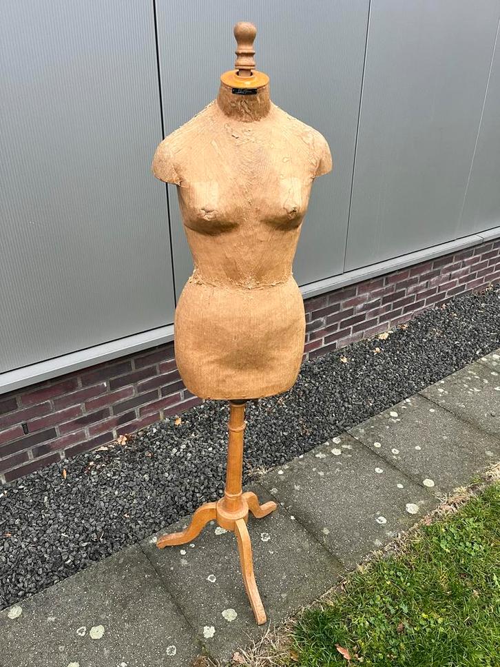 Decoratieve paspop torso etalagepop jaren 30 met houten voet, Kleding | Dames, Kledingrekken, Gebruikt, Ophalen